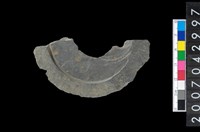 藏品(石環製作材料-中央帶啄孔與旋截痕打製圓板殘件)的圖片