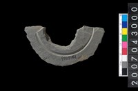 藏品(石環製作材料-中央帶啄孔與旋截痕打製圓板殘件)的圖片