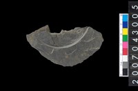 藏品(石環製作材料-中央帶啄孔與旋截痕打製圓板殘件)的圖片