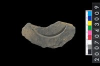 藏品(石環製作材料-中央帶啄孔與旋截痕打製圓板殘件)的圖片