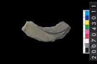 藏品(石環製作材料-中央帶啄孔與旋截痕打製圓板殘件)的圖片