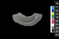 藏品(石環製作材料－中央帶啄孔與旋截痕打製圓板殘件)的圖片