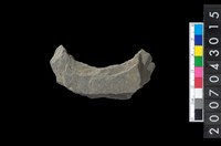 藏品(石環製作材料－中央帶啄孔與旋截痕打製圓板殘件)的圖片