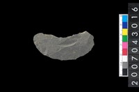 藏品(石環製作材料－中央帶啄孔與旋截痕打製圓板殘件)的圖片