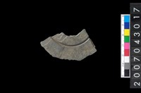 藏品(石環製作材料－中央帶啄孔與旋截痕打製圓板殘件)的圖片