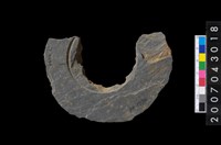 藏品(石環製作材料－中央帶啄孔與旋截痕打製圓板殘件)的圖片