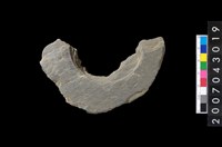 藏品(石環製作材料－中央帶啄孔與旋截痕打製圓板殘件)的圖片