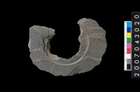 藏品(石環製作材料－中央帶啄孔與旋截痕打製圓板殘件)的圖片