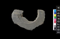 藏品(石環製作材料－中央帶啄孔與旋截痕打製圓板殘件)的圖片