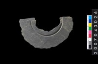 藏品(石環製作材料－中央帶啄孔與旋截痕打製圓板殘件)的圖片