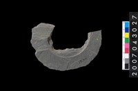 藏品(石環製作材料－中央帶啄孔與旋截痕打製圓板殘件)的圖片