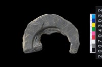 藏品(石環製作材料-中央帶啄孔與旋截痕打製圓板殘件)的圖片