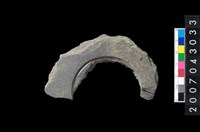 藏品(石環製作材料-中央帶啄孔與旋截痕打製圓板殘件)的圖片