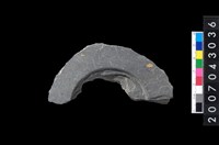 藏品(石環製作材料-中央帶啄孔與旋截痕打製圓板殘件)的圖片