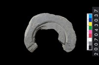 藏品(石環製作材料-中央帶啄孔與旋截痕打製圓板殘件)的圖片