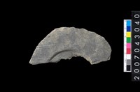 藏品(石環製作材料-中央帶啄孔與旋截痕打製圓板殘件)的圖片