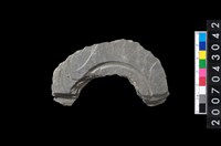 藏品(石環製作材料-中央帶啄孔與旋截痕打製圓板殘件)的圖片