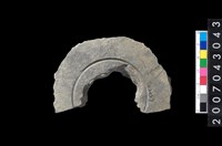 藏品(石環製作材料-中央帶啄孔與旋截痕打製圓板殘件)的圖片