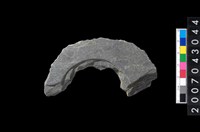 藏品(石環製作材料-中央帶啄孔與旋截痕打製圓板殘件)的圖片