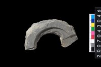 藏品(石環製作材料-中央帶啄孔與旋截痕打製圓板殘件)的圖片