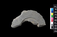 藏品(石環製作材料-中央帶啄孔與旋截痕打製圓板殘件)的圖片