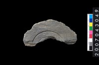 藏品(石環製作材料-中央帶啄孔與旋截痕打製圓板殘件)的圖片