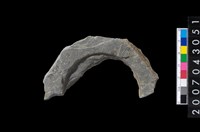 藏品(石環製作材料-中央帶啄孔與旋截痕打製圓板殘件)的圖片