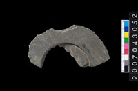 藏品(石環製作材料-中央帶啄孔與旋截痕打製圓板殘件)的圖片