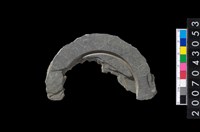 藏品(石環製作材料-中央帶啄孔與旋截痕打製圓板殘件)的圖片