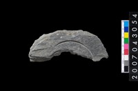 藏品(石環製作材料-中央帶啄孔與旋截痕打製圓板殘件)的圖片