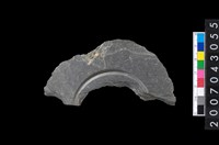 藏品(石環製作材料-中央帶啄孔與旋截痕打製圓板殘件)的圖片