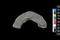 藏品(石環製作材料-中央帶啄孔與旋截痕打製圓板殘件)的圖片