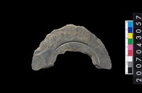 藏品(石環製作材料-中央帶啄孔與旋截痕打製圓板殘件)的圖片