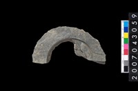 藏品(石環製作材料-中央帶啄孔與旋截痕打製圓板殘件)的圖片