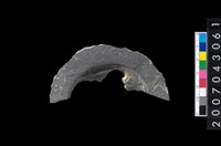 藏品(石環製作材料-中央帶啄孔與旋截痕打製圓板殘件)的圖片