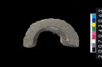 藏品(石環製作材料-中央帶啄孔與旋截痕打製圓板殘件)的圖片