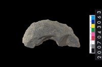 藏品(石環製作材料-中央帶啄孔與旋截痕打製圓板殘件)的圖片