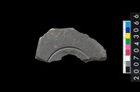 藏品(石環製作材料-中央帶啄孔與旋截痕打製圓板殘件)的圖片