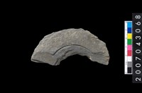 藏品(石環製作材料-中央帶啄孔與旋截痕打製圓板殘件)的圖片