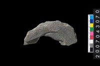 藏品(石環製作材料-中央帶啄孔與旋截痕打製圓板殘件)的圖片