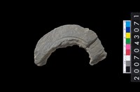 藏品(石環製作材料-中央帶啄孔與旋截痕打製圓板)的圖片