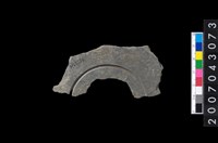 藏品(石環製作材料-中央帶啄孔與旋截痕打製圓板)的圖片