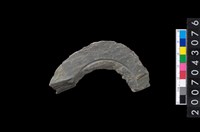 藏品(石環製作材料-中央帶啄孔與旋截痕打製圓板)的圖片