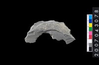 藏品(石環製作材料-中央帶啄孔與旋截痕打製圓板)的圖片