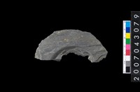 藏品(石環製作材料-中央帶啄孔與旋截痕打製圓板)的圖片