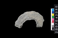 藏品(石環製作材料-中央帶啄孔與旋截痕打製圓板)的圖片