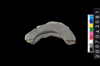 藏品(石環製作材料-中央帶啄孔與旋截痕打製圓板)的圖片