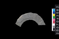 藏品(石環製作材料-中央帶啄孔與旋截痕打製圓板)的圖片