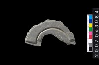 藏品(石環製作材料-中央帶啄孔與旋截痕打製圓板)的圖片