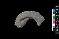 藏品(石環製作材料-中央帶啄孔與旋截痕打製圓板)的圖片